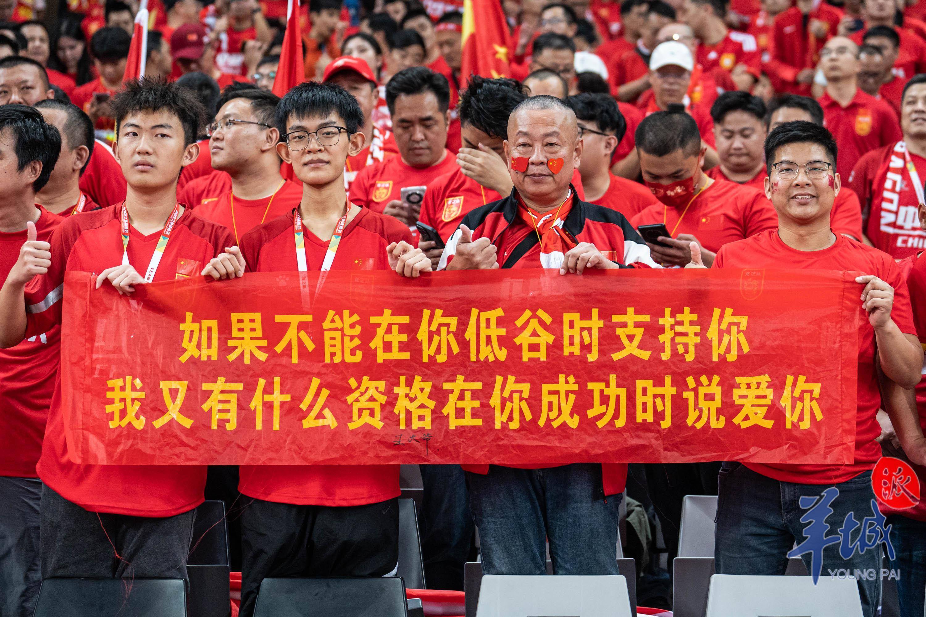 观众热情助威，助力球队取得胜利